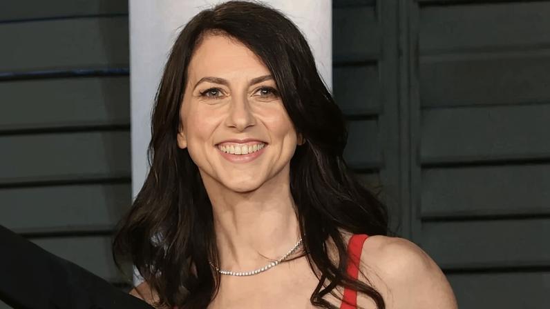 Com um patrimônio de US$ 30 bilhões, Mackenzie Scott já doou mais de 46% de sua fortuna