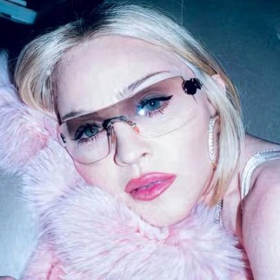 Madonna usa look rosa e faz poses inusitadas; reação nas redes