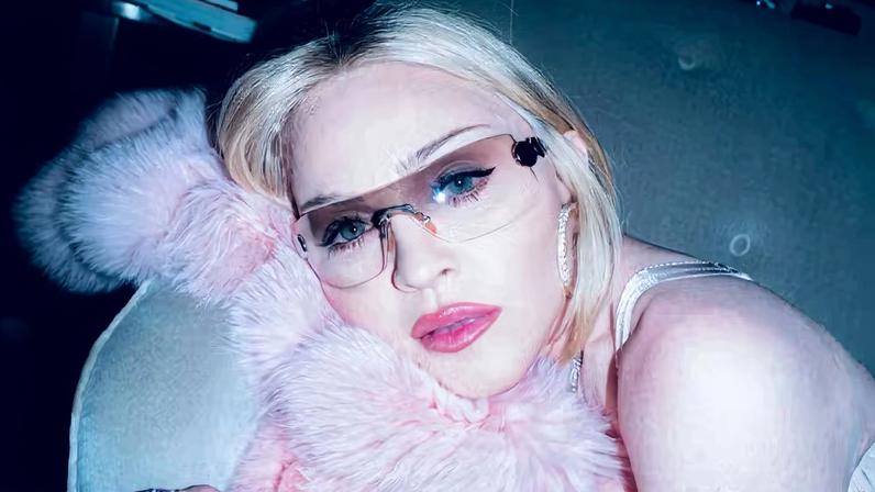 Madonna usa look rosa e faz poses inusitadas; reação nas redes