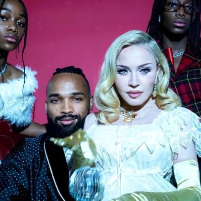 Madonna faz ensaio de Natal com filhas e namorado