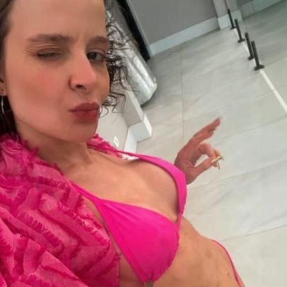 Maiara surge em biquíni pink e exibe tanquinho em cachoeira