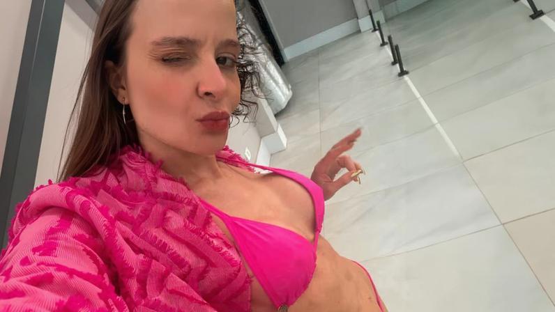 Maiara surge em biquíni pink e exibe tanquinho em cachoeira