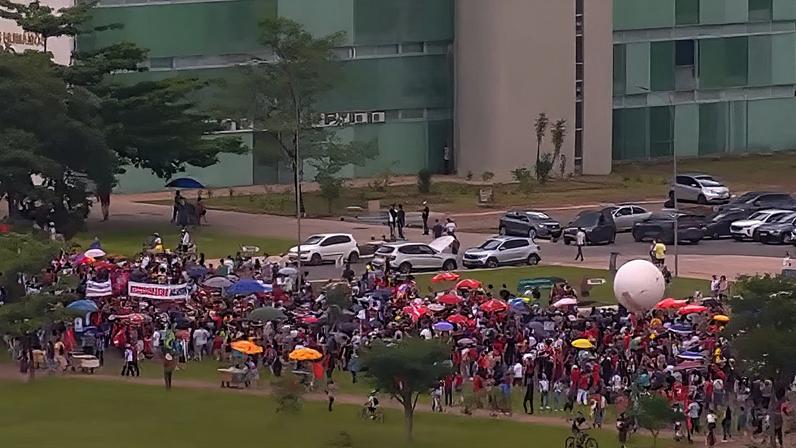 Grupo em Brasília caminhou em direção ao Congresso Nacional. Manifestações contra PL da dosimetria ocorrem neste domingo (14) em várias cidades do país (Foto: Reprodução/YouTube/CNN Brasil)