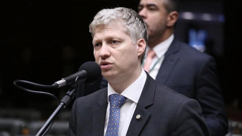 Marcel van Hattem cita declaração do presidente e pede que Lulinha seja convocado na CPMI do INSS. (Foto: Kayo Magalhães/Câmara dos Deputados)