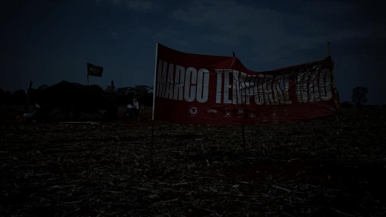 Faixa contra o Marco Temporal em uma retomada Guarani Kaiowá, no Mato Grosso do Sul; povo foi um dos mais violentados pelo regime militar. Créditos: Gabriel Scholikmann / Agência Pública