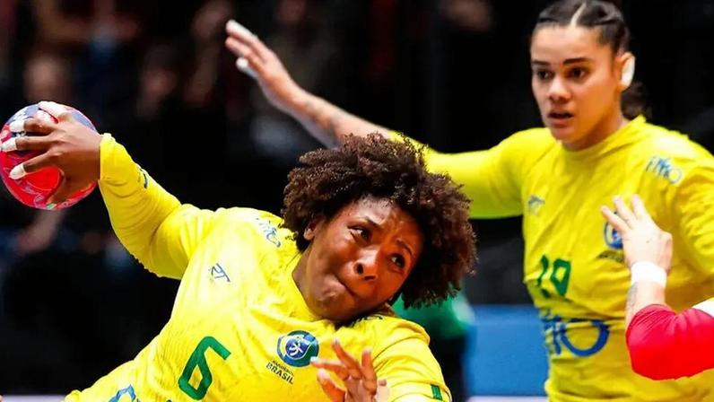 A armadora Mari Fernandes foi um dos destaques do Brasil na partida contra a Tchéquia (Foto: Divulgação/ IHF)