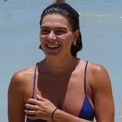 Mariana Goldfarb aproveita praia no Rio para se refrescar