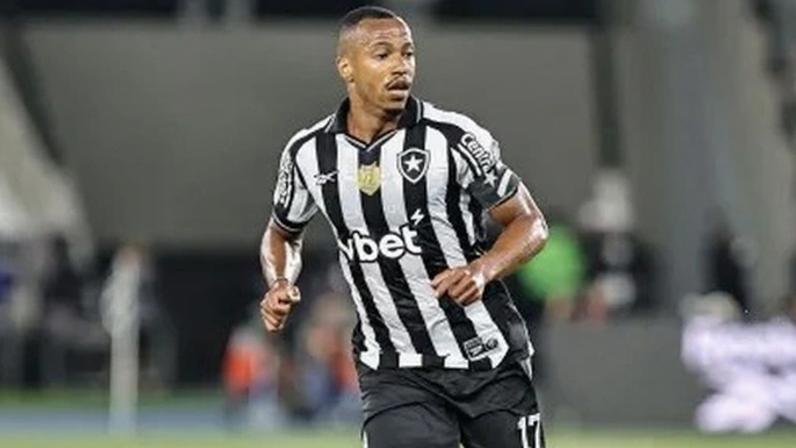 Marlon Freitas, do Botafogo, em campo contra o Flamengo