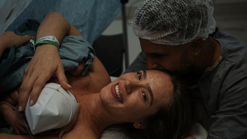 Italo Ferreira e Sofia com o recém-nascido Martin — Foto: Reprodução