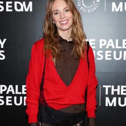 Maya Hawke usa saia de renda Prada translúcida