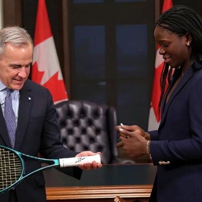 Mboko encontra o primeiro-ministro do Canadá e entrega presente