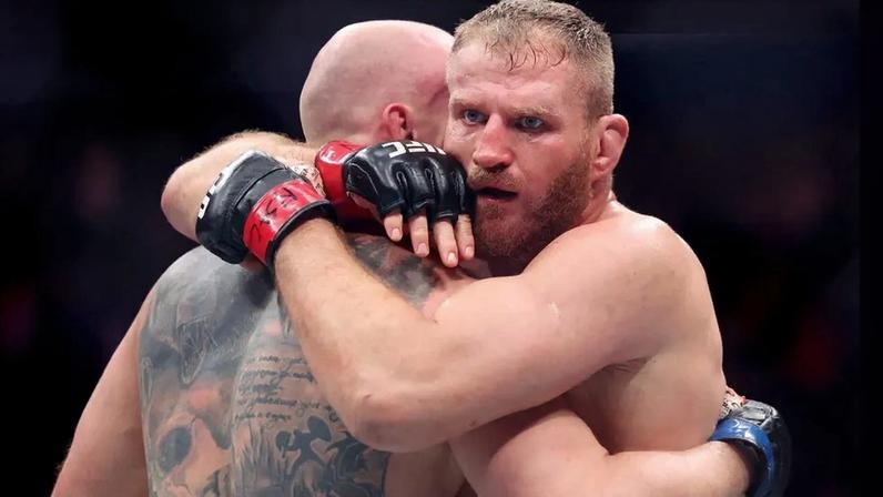 Bogdan Guskov e Jan Blachowicz empatam no UFC 323 (Foto: Ian Maule/Getty Images/AFP)