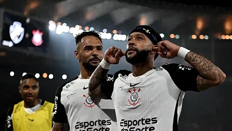 Memphis Depay comemora seu gol com a torcida do Corinthians no Maracanã