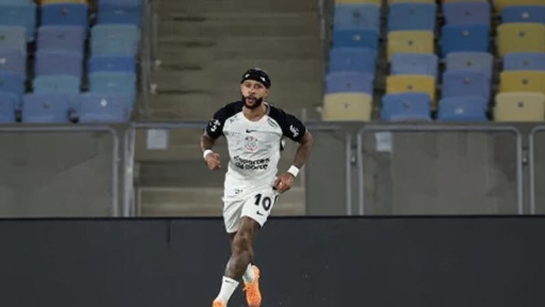 Memphis corre para celebrar seu gol no Maracanã, na final entre Vasco e Corinthians