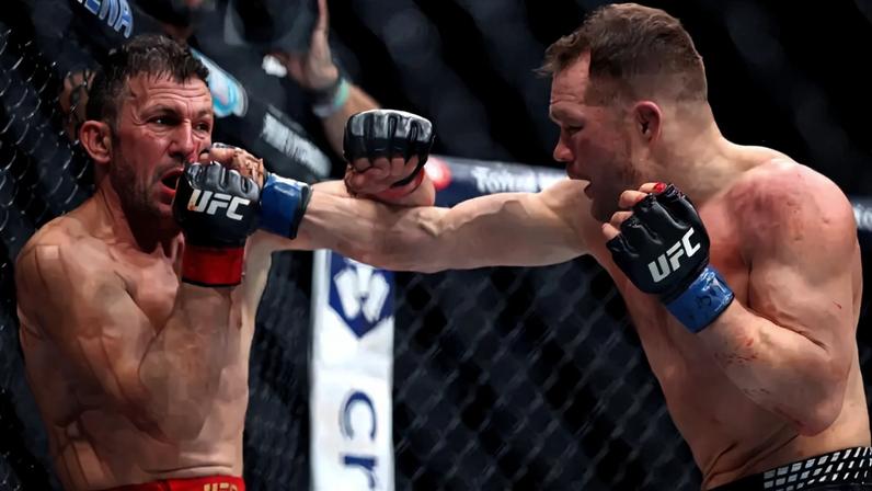 Merab Dvalishvili e Petr Yan no UFC 323 (Foto: Ian Maule/Getty Images/AFP)