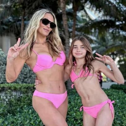 Molly Sims posa com a filha de 10 anos em biquíni rosa em Miami