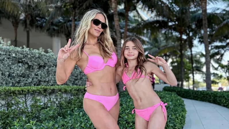Molly Sims posa com a filha de 10 anos em biquíni rosa em Miami