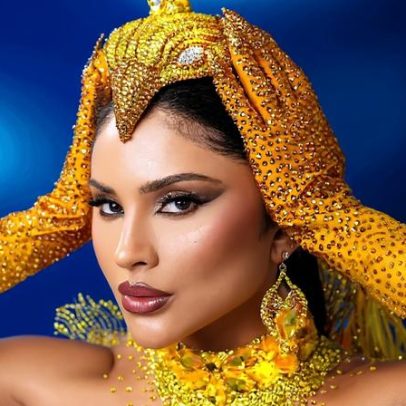 Mileide Mihaile se fantasia de pavão na celebração do Dia do Samba