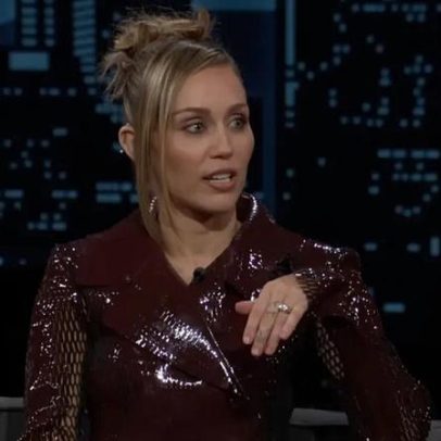 Miley Cyrus brinca com anel de noivado de Maxx Morando promoção de Black Friday