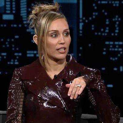 Miley Cyrus brinca sobre anel de noivado de Maxx Morando promoção Black Friday