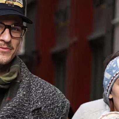 Millie Bobby Brown e Jake Bongiovi passeiam com a filha