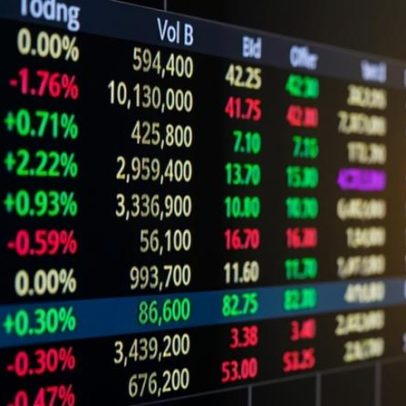 Ibovespa fecha em alta com política e inflação no radar