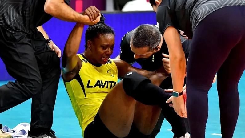 Morgahn ao cair em quadra durante a partida entre Praia Clube e Orlando no Mundial (Foto: Deco Pires)