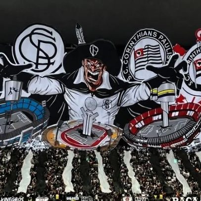 Torcida do Corinthians faz mosaico relembrando títulos da Copa do Brasil