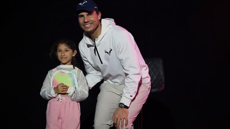 Rafael Nadal posa com uma pequena fã em Jidá (Foto: Corinne Dubreuil/ATP Tour)