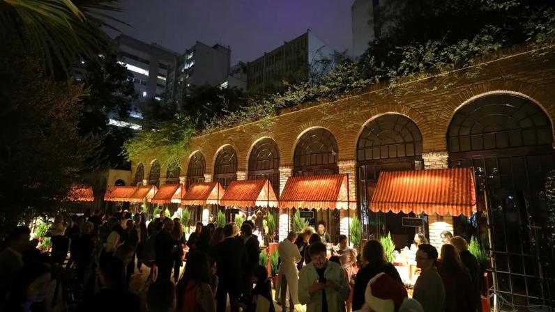 Hotel ganha decoração especial e estandes com comidas e bebidas típicas • Divulgação