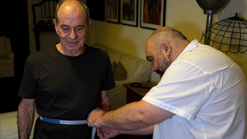 Ney Matogrosso tira medidas com o estilista Bruno Oliveira para confecção de figurino do Carnaval 2026 — Foto: Arquivo pessoal