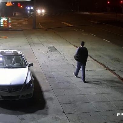 Nick Reiner é visto caminhando em vídeo horas antes do assassinato dos pais