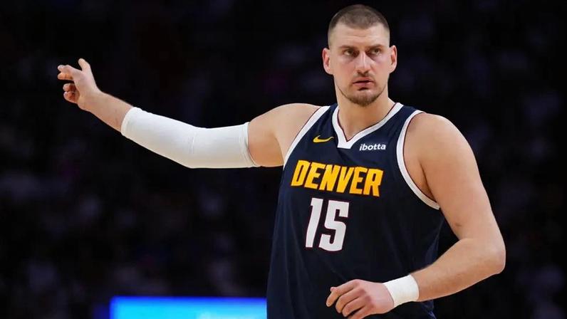 Nikola Jokic em jogo entre Denver Nuggets e Miami Heat na NBA (Foto: Rich Storry/Getty Images/AFP)