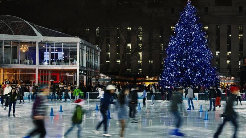 Vista da pista de patinação da Rockefeller Plaza com a árvore de Natal ao fundo • Roy Rochlin/Getty Images