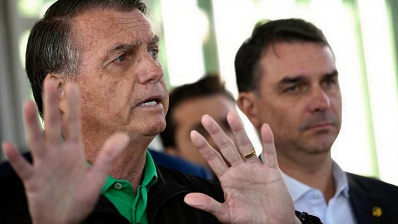 17.07.2025 - O ex-presidente brasileiro Jair Bolsonaro fala à imprensa ao lado de seu filho, o senador Flávio Bolsonaro