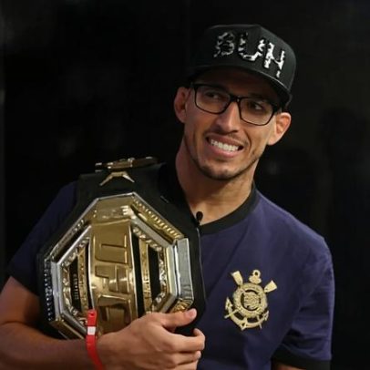 Lutadores do UFC comemoram título do Corinthians