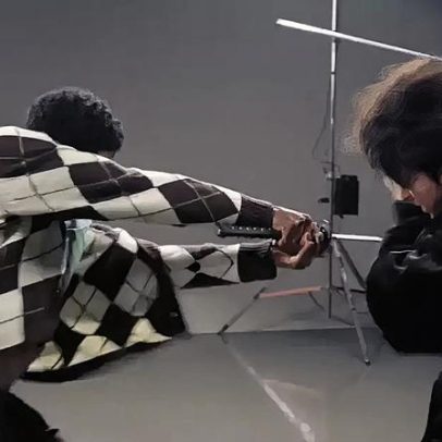 Elenco masculino de Stranger Things 5 treina com katanas; assista