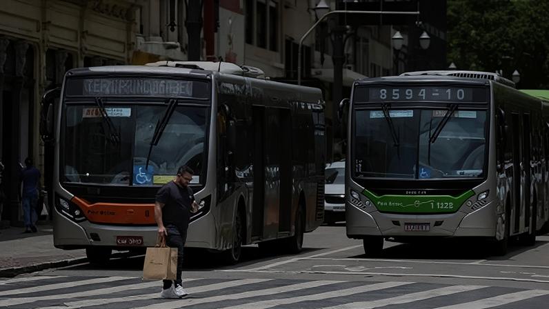 Ônibus voltam a circular em SP após greve de motoristas e cobradores. Foto: Paulo Pinto/Agência Brasil