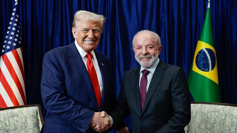 Trump e Lula se cumprimentam durante encontro na Malásia, em outubro. (Foto: Ricardo Stuckert/Secom)