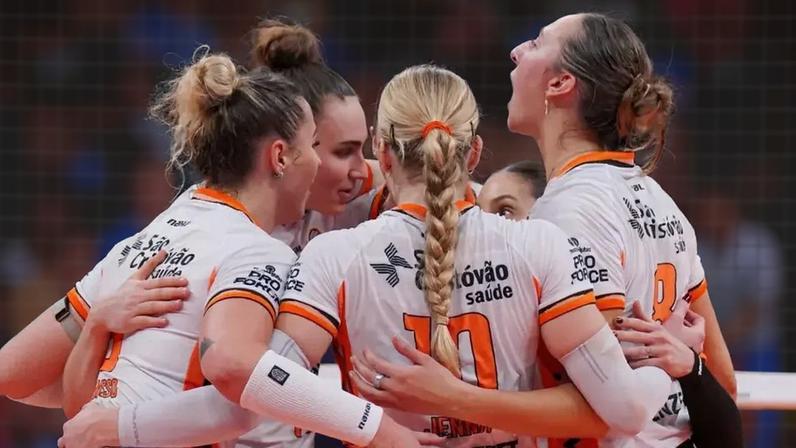 Osasco venceu o Sesi-Bauru e conquistou a Supercopa de Vôlei (Foto: Osasco Voleibol Clube)
