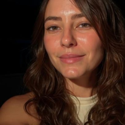 Paolla Oliveira posta álbum de selfies sem filtro no Instagram