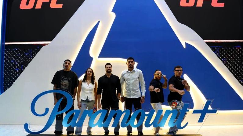 Carlos Prates, Bruna Brasil, Andre Azevedo, Alex Pereira, Jean Silva e Caio Borralho no stand da Paramount na CCXP25 (Foto: Divulgação/Mauricio Santana/Getty Images For Paramount+)