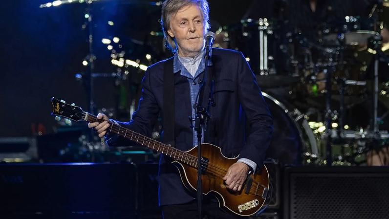 Paul McCartney homenageia fabricante de baixos em falência