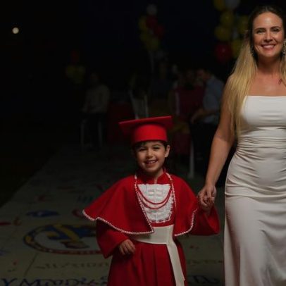 Viúva de Pampa comemora formatura da filha na Educação Infantil