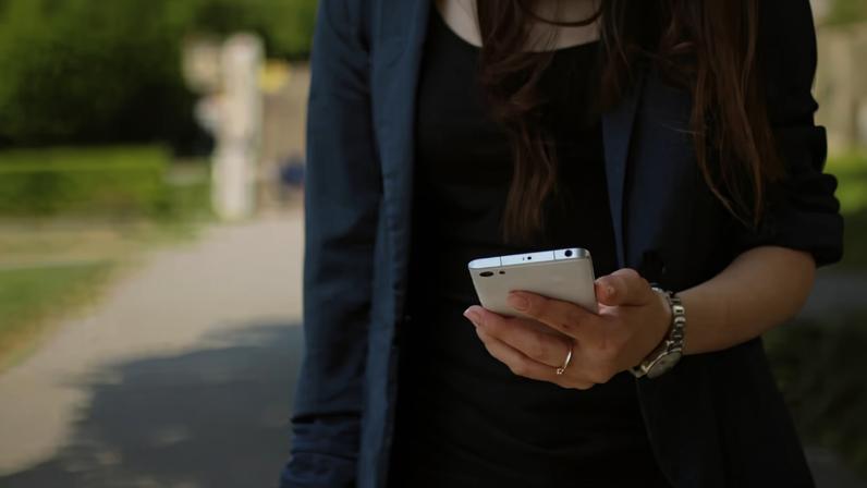 Pessoa usando um smartphone — Foto: Jéshoots/Pexels