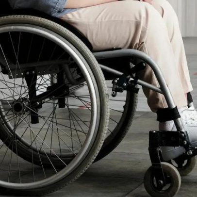 Airbnb é condenado após mulher cair de varanda e ficar paraplégica