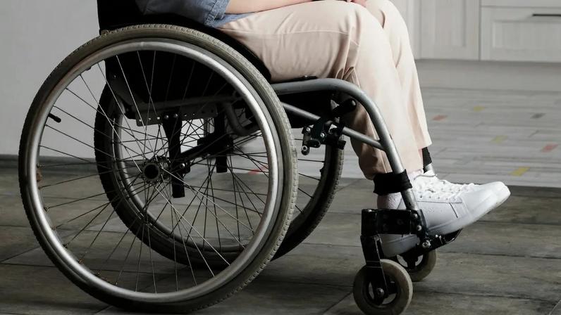 Airbnb é condenado após mulher cair de varanda e ficar paraplégica