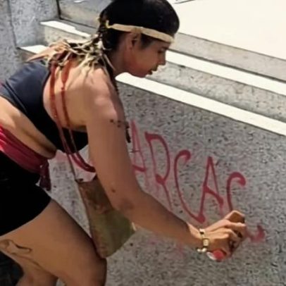 Protesto anti-anistia em MG resulta em pichação de monumento histórico