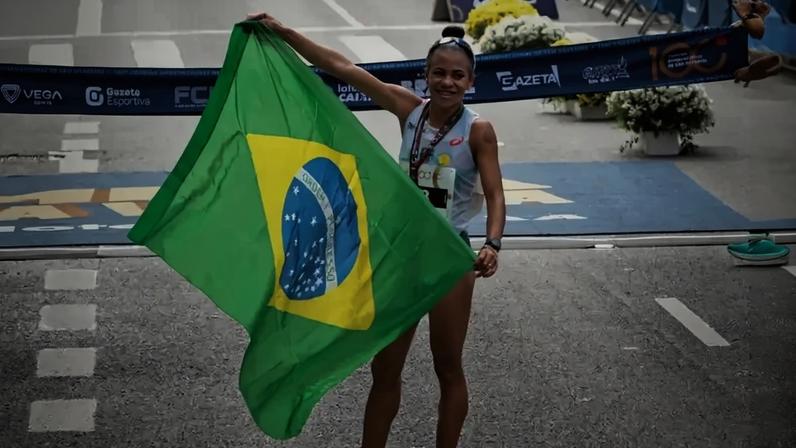 Nubia de Oliveira celebra com a bandeira do Brasil o terceiro lugar na São Silvestre 2025 – foto: Paulo Pinto/Agência Brasil