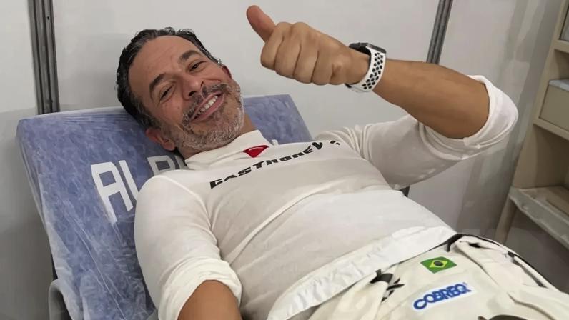 Helio Castroneves precisou fazer pit stop no centro médico (Foto: Divulgação)